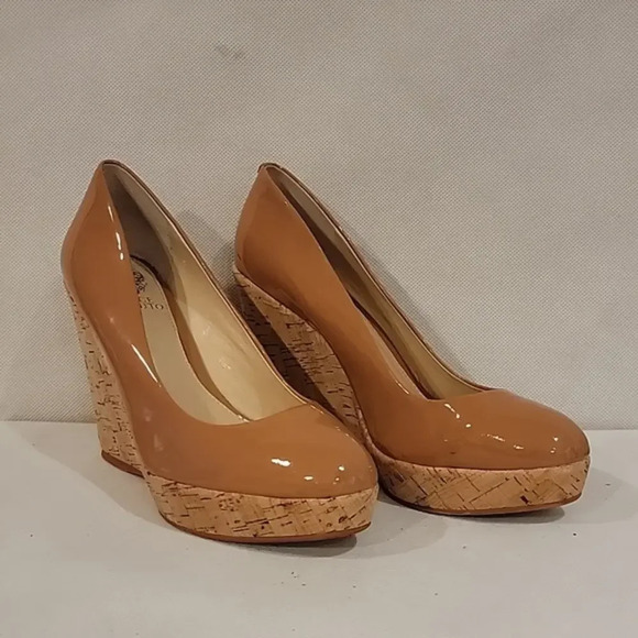 VINCE CAMUTO TAN PATENT LEATHER WEDGE HEELS (sz‎ 8.5) - Picture 1 of 6